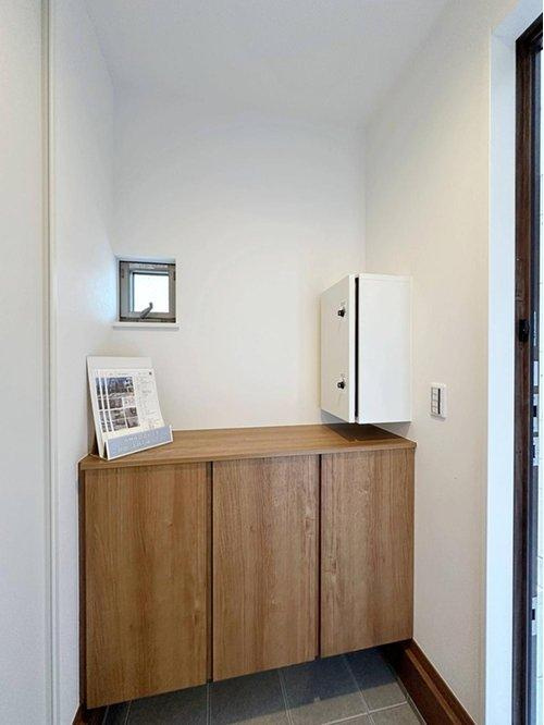 西区観音新町3丁目 No.2の玄関|シューズボックス☆
ロータイプのため、玄関が広く開放的になり、上に小物などを置いてオシャレに飾る事ができます♪
ポストと宅配BOXの中身は室内から取り出し可能でとても便利です！