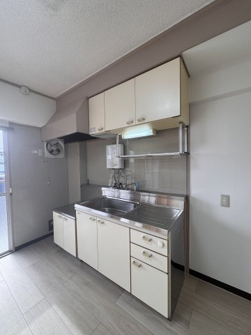 ハイツ長岡京のキッチン|瞬間湯沸かし器は設備です　