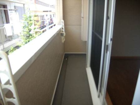 ラビアンローズのバルコニー|暖かな日差しのふりそそぐバルコニー