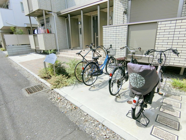 ピュアハイムのエントランス|敷地内自転車置場