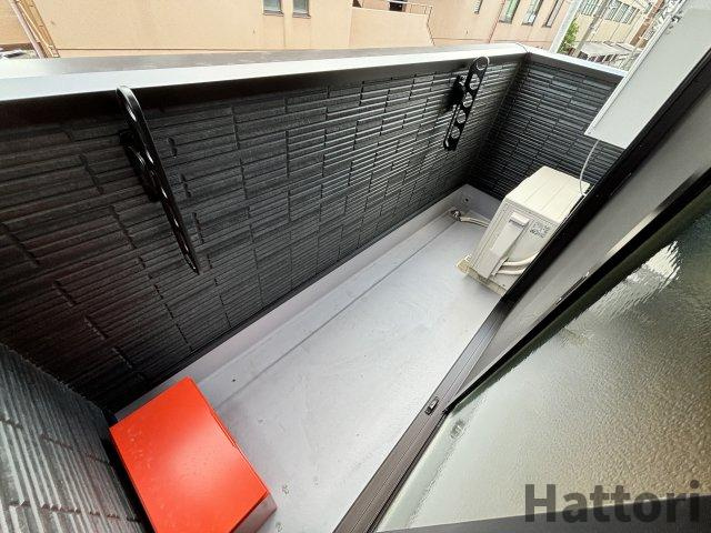 T's岡上の町のバルコニー