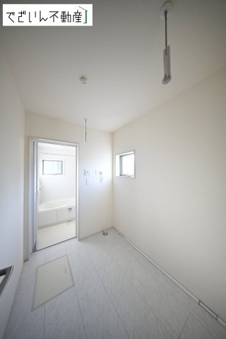 【ランドリースペース】 | Livele Garden.S久喜市菖蒲町第2(菖蒲町菖蒲)　新築住宅 | ≪1号棟≫室内物干し金物付きのランドリースペース。室内物干しに便利です。
現地(2026年3月撮影)