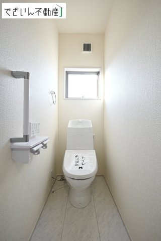 【トイレ】 | Livele Garden.S久喜市菖蒲町第2(菖蒲町菖蒲)　新築住宅 | ≪1号棟≫シンプルで清潔感のある空間は、毎日使う場所だからこそ嬉しい。家族みんなが快適に過ごせる工夫が詰まっています。
現地(2026年3月撮影)