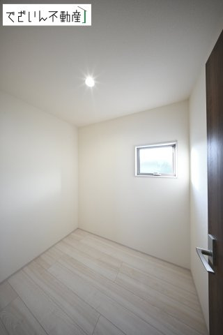 【収納】 | Livele Garden.S久喜市菖蒲町第2(菖蒲町菖蒲)　新築住宅 | ≪1号棟≫暮らし心地を大きく左右する収納を、適材適所に配置し使い勝手を考慮してあります。空間を余すところなく有効利用した収納は生活空間をより上質なものにしてくれるでしょう。
現地(2026年3月撮影)