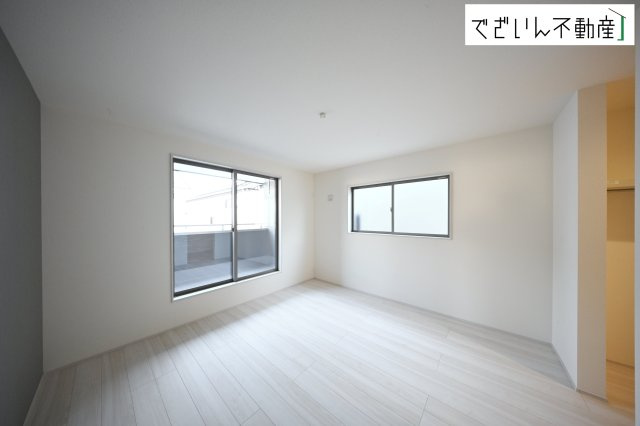 【洋室】 | Livele Garden.S久喜市菖蒲町第2(菖蒲町菖蒲)　新築住宅 | ≪1号棟≫夫婦の寝室としても使える落ち着いた居室。育児の合間にほっと一息つける、静かな時間を守ってくれます。
現地(2026年3月撮影)