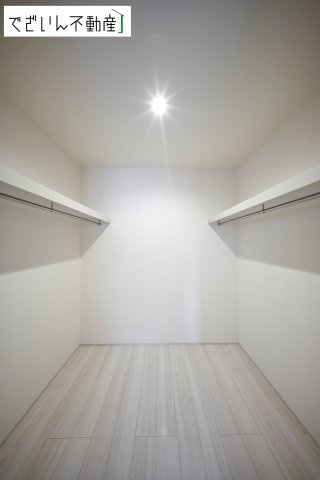 【収納】 | Livele Garden.S久喜市菖蒲町第2(菖蒲町菖蒲)　新築住宅 | ≪1号棟≫主寝室にはウォークインクローゼットがあり、ハンガーパイプ付きの枕棚があります。お気に入りの洋服をたくさん収納できます。
現地(2026年3月撮影)
