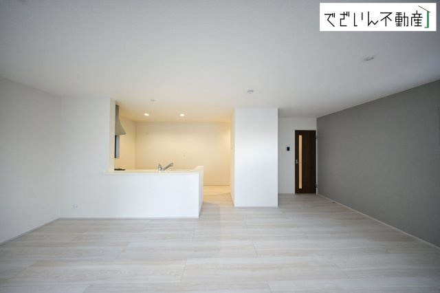 【居間・リビング】 | Livele Garden.S久喜市菖蒲町第2(菖蒲町菖蒲)　新築住宅 | ≪1号棟≫細部まで丁寧に仕上げられた内装が、日々の生活を豊かに彩ります。家族の思い出が増えていく場所に。
現地(2026年3月撮影)