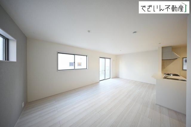 【居間・リビング】 | Livele Garden.S久喜市菖蒲町第2(菖蒲町菖蒲)　新築住宅 | ≪1号棟≫広がるやすらぎのプライベート空間。大きい窓から射しこむ眩い光が、広々としたリビング空間を鮮やかに映し出します。
現地(2026年3月撮影)