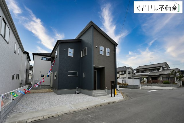 【外観】 | Livele Garden.S久喜市菖蒲町第2(菖蒲町菖蒲)　新築住宅 | ≪1号棟≫南向きの穏やかな佇まいが、家族の新しい日常を優しく包み込む。静かな街並みに、安心して子育てできる環境が整っています。
現地(2026年3月撮影)
