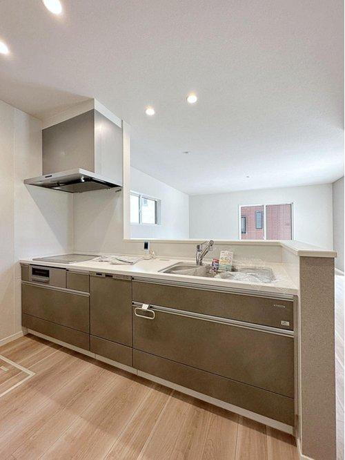 安佐南区八木9丁目のキッチン|人造大理石天板使用のシステムキッチン☆
人造大理石天板は水垢が付きにくく汚れが落ちやすいのでお手入れも楽ちんです♪