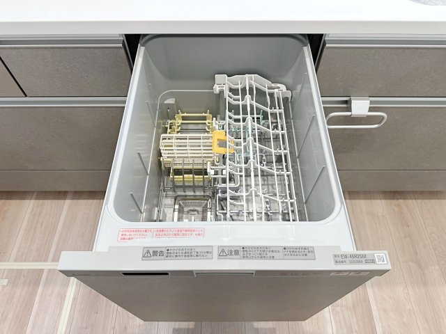 安佐南区八木9丁目のキッチン|4人から5人分の食器洗浄乾燥機☆
水道代の節約にもなり、家事の時短もできる優れ物です♪
スライド式で上から全体が見えるため食器の出し入れもスムーズです♪