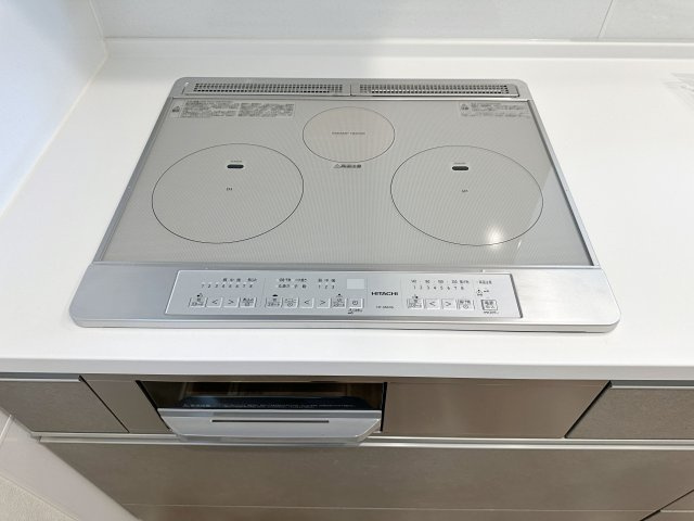 安佐南区八木9丁目のキッチン|IHクッキングヒーター☆
火が出ないために安全性も高いと考えられます。 さらに、安定した加熱管理制御が容易に行えるため、素材を均一に加熱する料理やスープなどの液体の加熱に適しています♪