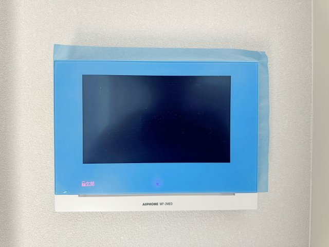 安佐南区八木9丁目の防犯設備|ドアホン☆
来客があったとき、室内からカメラやマイクを使って相手や用件を確認できます。相手を事前に確認することができ、訪問販売対策や防犯面でも役に立つアイテムです♪