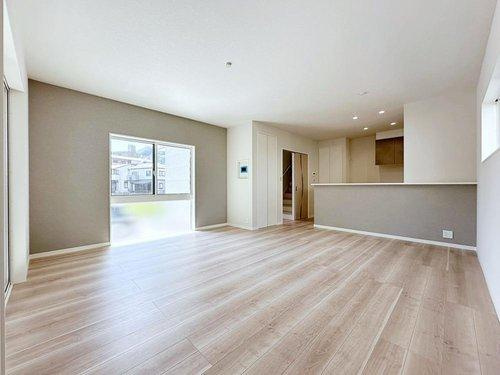 安佐南区八木9丁目の居間・リビング|17.75帖の広々としたリビング☆
完成済のため365日ご案内可能♪「今日見たい」にも対応します！