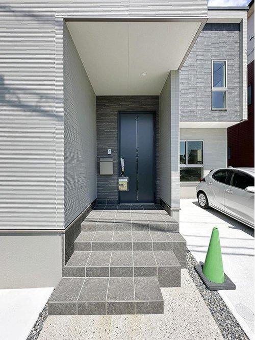 安佐南区八木9丁目の玄関|玄関ポーチ☆
屋根も付いており、雨が降っても濡れる心配はありません♪