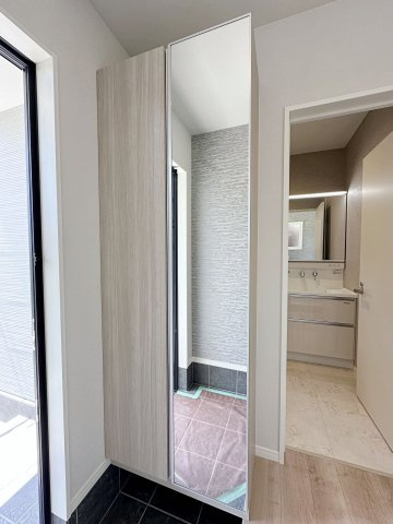 安佐南区八木9丁目の玄関|姿見付きシューズボックス☆
大容量のシューズボックスの為、靴もたくさん収納が可能です♪