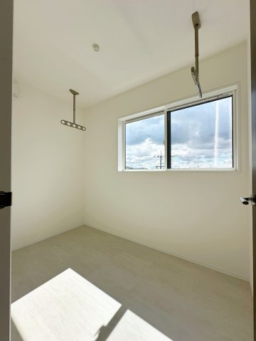 安佐南区安東5丁目のバルコニー|大人気のサンルーム☆
天気や花粉、虫などを気にせずに洗濯物が干せます♪