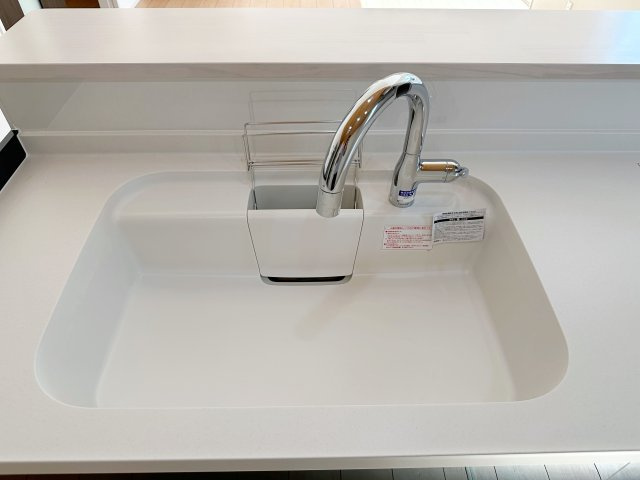 安佐南区安東5丁目のキッチン|浄水機能付き水栓に人造大理石シンク☆
人造大理石のためシンクに水垢や汚れが付きにくく、いつも綺麗なキッチンになります♪
更にタッチレス水栓で洗い物もはかどります♪