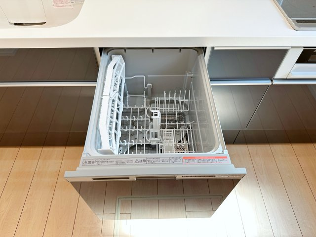 安佐南区安東5丁目のキッチン|4人から5人分の食器洗浄乾燥機☆
水道代の節約にもなり、家事の時短もできる優れ物です♪
スライド式で上から全体が見えるため食器の出し入れもスムーズです♪