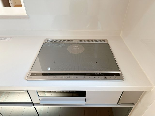 安佐南区安東5丁目のキッチン|IHクッキングヒーター☆
火が出ないために安全性も高いと考えられます。 さらに、安定した加熱管理制御が容易に行えるため、素材を均一に加熱する料理やスープなどの液体の加熱に適しています♪