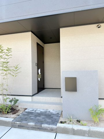 安佐南区安東5丁目の玄関|玄関ポーチ☆
屋根も付いており、雨が降っても濡れる心配はありません♪