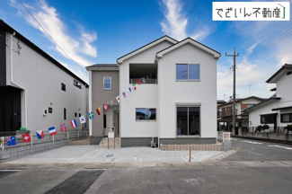 【外観】 | ≪2号棟≫街並みに馴染む、シンプルで洗練された佇まい。暮らしにちょっとした遊び心を添えてくれるお家です。
現地(2026年3月撮影)