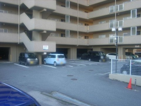 サーパス沼田の駐車場