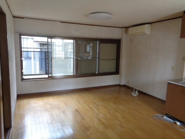 東灘区本庄町1丁目　中古戸建の居間・リビング|使いやすいリビングです