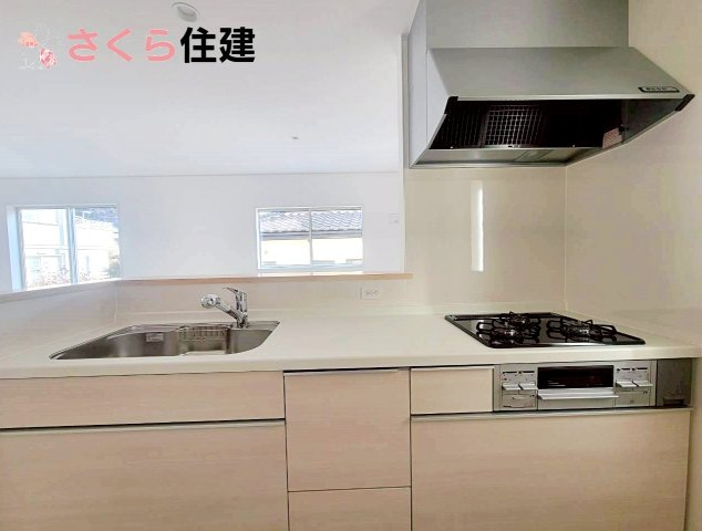 クレイドルガーデン中岡本町第10　2号棟のキッチン|3口コンロ、浄水付き水栓など充実の設備が揃っています◎