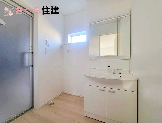 クレイドルガーデン中岡本町第10　2号棟の洗面所|三面鏡化粧台は鏡の裏までたっぷり収納が可能です◎