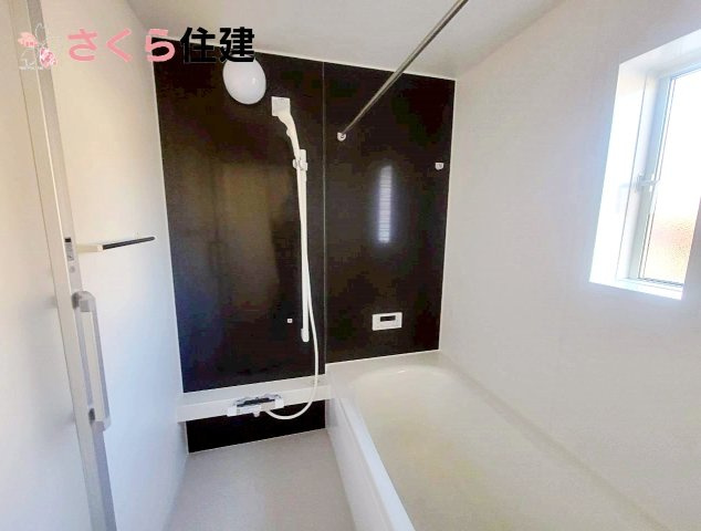 クレイドルガーデン中岡本町第10　2号棟の浴室|雨の日や湿気の多い梅雨時期など、洗濯物が乾き難い時期に重宝する浴室暖房乾燥機付き