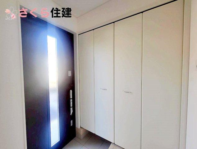 クレイドルガーデン中岡本町第10　2号棟の玄関|家族全員分の靴も収納可能な大容量の玄関収納