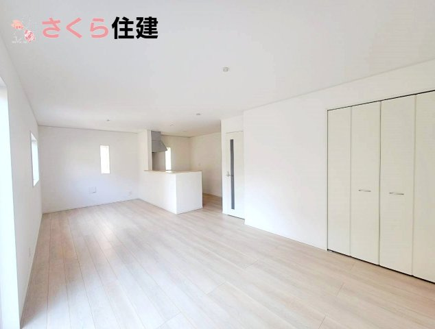 クレイドルガーデン中岡本町第10　2号棟の居間・リビング|白を基調とした明るいリビングです