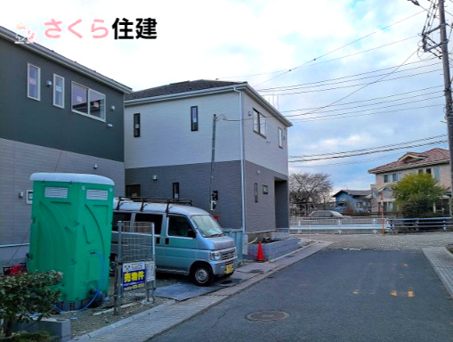 クレイドルガーデン中岡本町第10　2号棟の前面道路含む現地写真|閑静な住宅街の一角になります