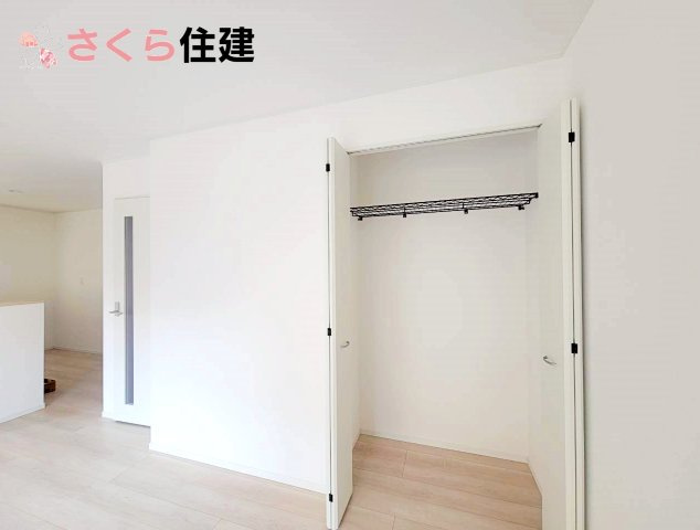 クレイドルガーデン中岡本町第10　2号棟の寝室|リビング収納