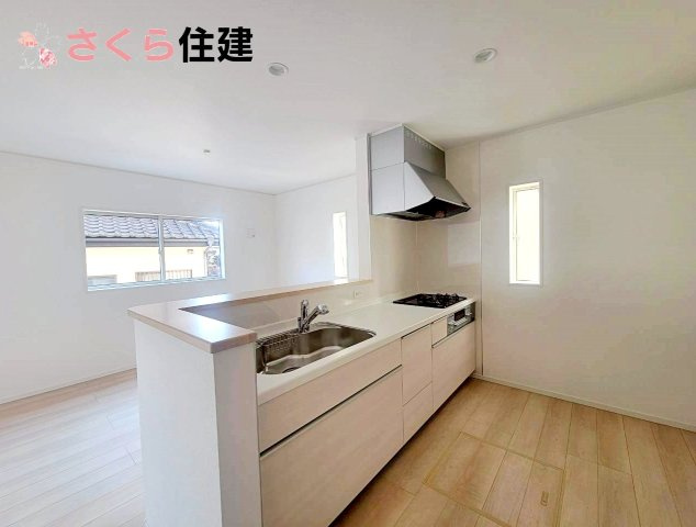 クレイドルガーデン中岡本町第10　2号棟のキッチン|対面式システムキッチンは家族の様子を伺いながら家事ができます♪									
