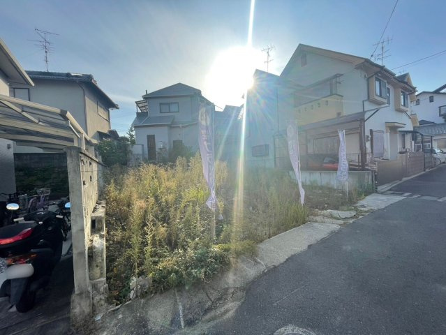 東香里2丁目　土地（建築条件付き）の前面道路含む現地写真