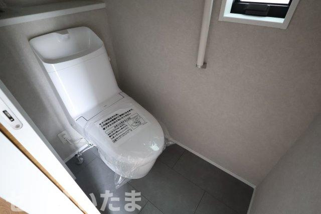 《仲介手数料無料》南区白幡６丁目1367-1新築一戸建てのトイレ
