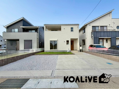 【外観】 | 伊勢崎市富塚町　新築住宅 | 完成済み！いつでも新生活を始めることができます。
開放感あるLDK！
陽当り、風通しも良い暖かな住まいです。
KOALIVE （コアライブ）【0120-919-727】