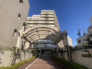 【外観】 | ◆西側正門の外観。とてもゆとりがあり開けたアプローチとなっております。緑豊かな空間で落ち着きがございます。