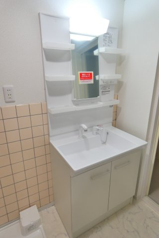 【独立洗面台】 | 便利なシャワー付き洗面台です。