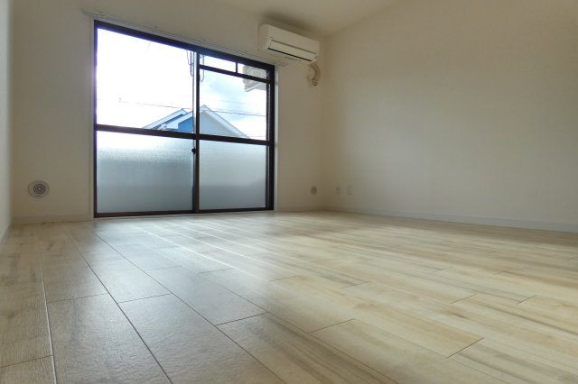 【居間・リビング】 | 開放的なリビングスペースです。