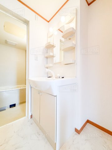 ポムダムールの洗面所|明るい洗面所です☆