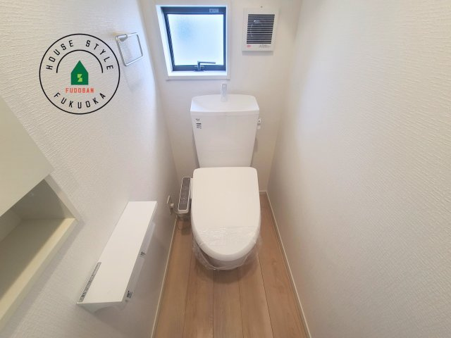 福津市西福間3丁目第7-2棟（1号棟）の内観：施工例|トイレ・ウォシュレット付。快適で衛生的な洗浄機能付温水シャワートイレです。収納や手すりもついてます。