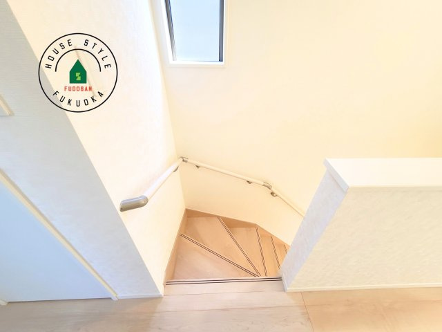 福津市西福間3丁目第7-2棟（1号棟）の内観：施工例|＜手すり付階段＞手すりがないと階段の昇り降りで危険なことはもちろん、壁に手をつきながら歩くことで壁紙が汚れやすくなります。すべての方に快適に昇り降りしていただくため、手すりを設置しました。