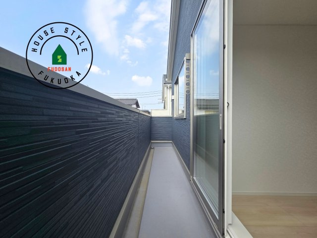 福津市西福間3丁目第7-2棟（1号棟）の外観：施工例|バルコニーに自分のこだわりをもたせる。120％自由自在のバルコニー。もちろんお洗濯物を干す、ゴミを一時保管するなどもおまかせください。バルコニーを多目的スペースとして考えてみましょう。