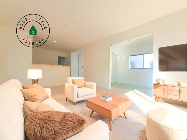 福津市西福間3丁目第7-2棟（1号棟）の内観：施工例|明るく開放的なリビングダイニングは豊かな陽光が注ぎ込み、やすらぎの空間を演出してくれます。ご家族で楽しいひとときをお過ごし下さい。※家具はCGを合成したものです。