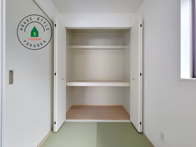 福津市西福間3丁目第7-2棟（1号棟）の内観：施工例|壁面クローゼットのメリットは、衣類が横一列に並ぶためひと目で洋服が選びやすいこと。衣類をたくさんお持ちの方も、限られたスペース内に無理なく収納することができます。