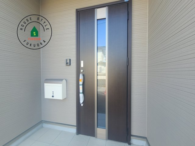 福津市西福間3丁目第7-2棟（1号棟）の外観：施工例|地盤調査済 / 玄関へ向かうまでのアプローチに漂う上質が期待感をもたせます。玄関は建物の顔。落着きを醸し出した自己主張が心に訴えてきます。