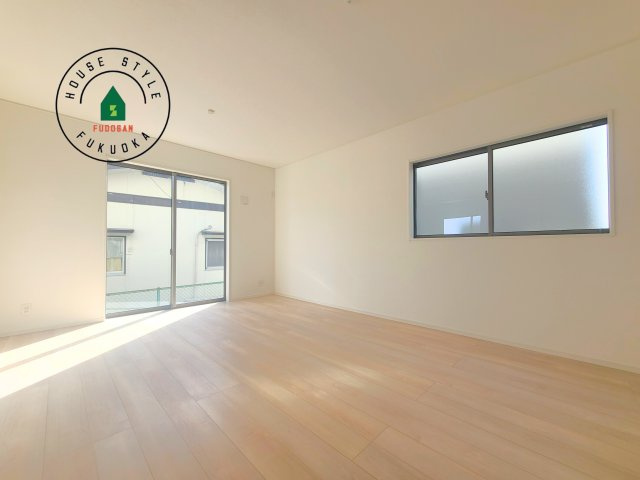 福津市西福間3丁目第7-2棟（1号棟）の内観：施工例|キッチンからリビングをしっかり確認できます。家族の笑顔があふれる空間になりそうですね。※家具はCGを合成したものです。